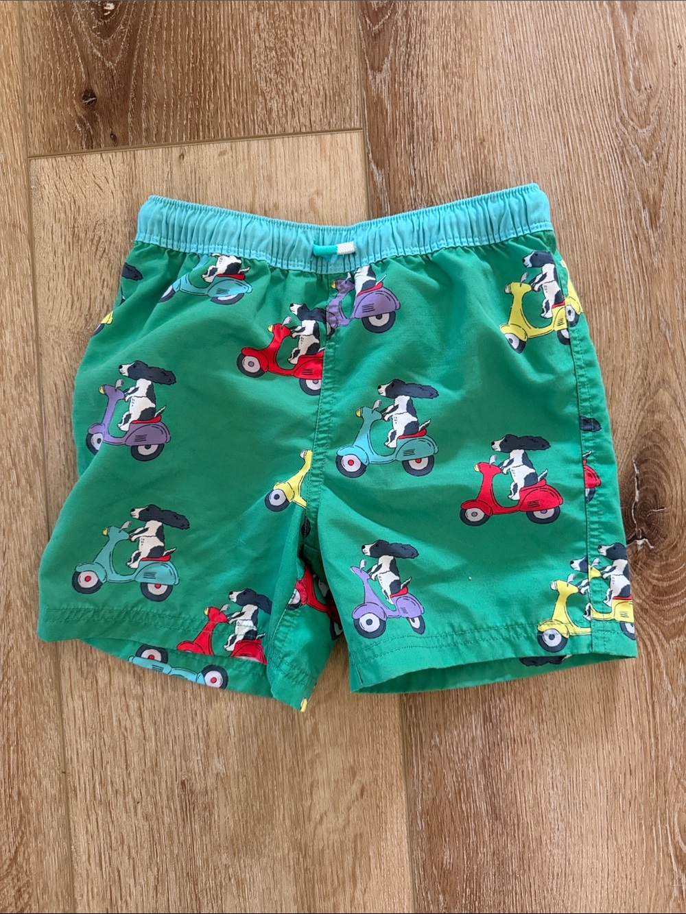 Mini Boden | Green Scooter Pup Print Shorts | size 6/7